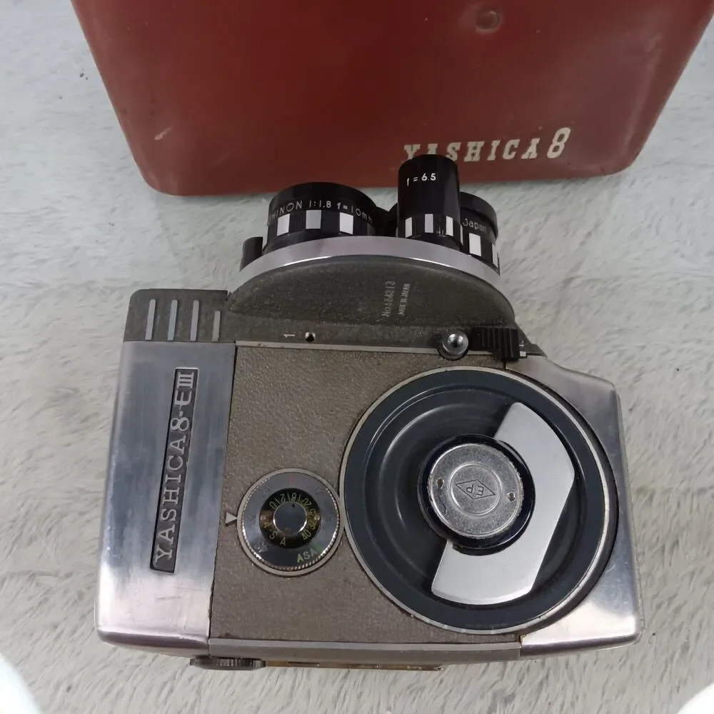 Vintage1950s/60s Yashica 8-E III 8mm wind-up movie camera complete w/ case